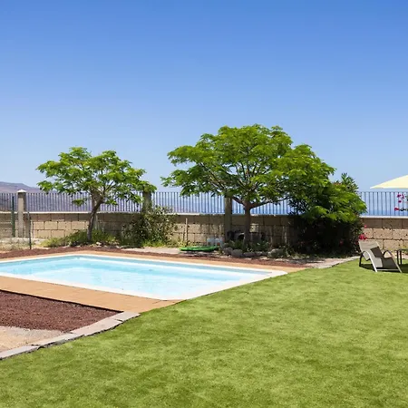 Home2book Family Pool In