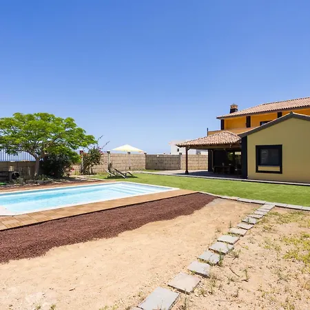 Home2book Family Pool In